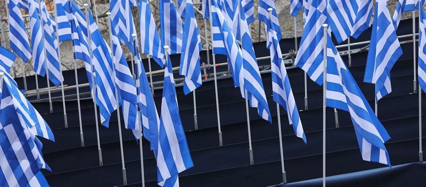 Στα χρώματα της Ελλάδας «ντύθηκε» η Αθήνα και είναι έτοιμη να υποδεχθεί τη μοναδική γιορτή της 25ης Μαρτίου (φωτό)